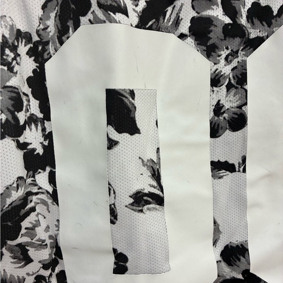 On the Byas Black and White Floral Jersey Top Size L - Picture 2 of 6